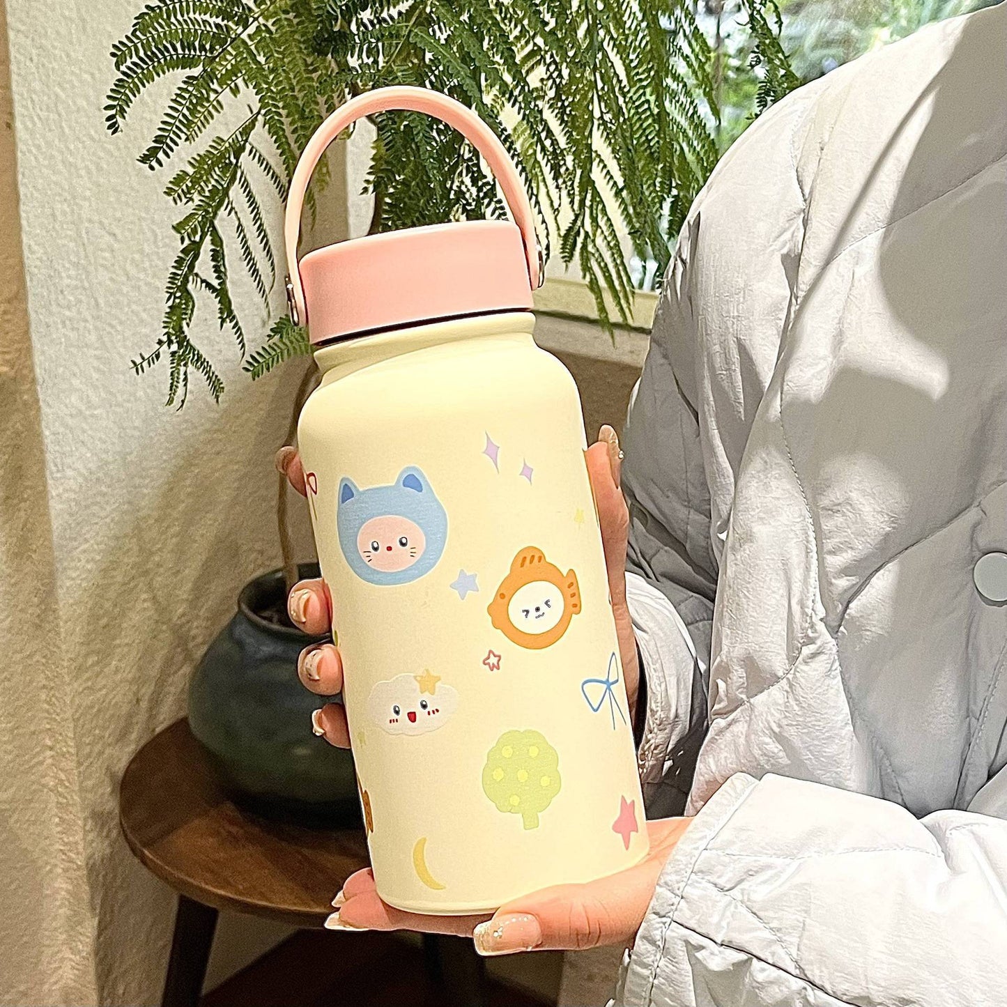Damen Isolierflasche mit praktischer Tragelasche und verspieltem Design Brehn