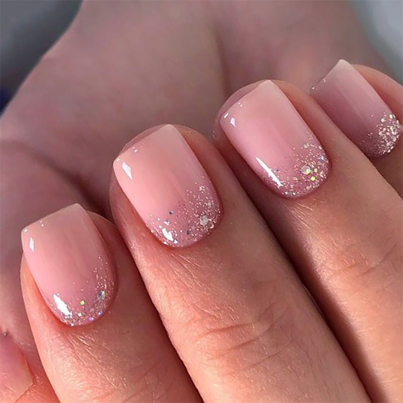 Kunstvolle Nagelspitzen mit Glitzerakzenten Brehn