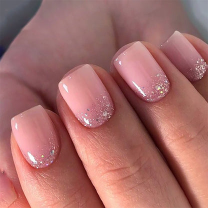 Kunstvolle Nagelspitzen mit Glitzerakzenten Brehn