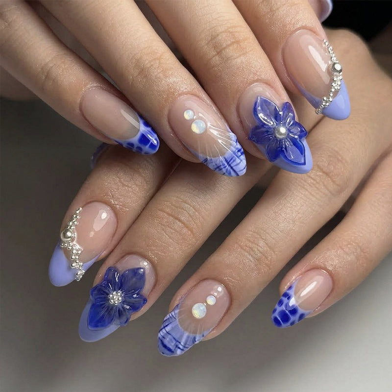 Kreatives Kunstnagelset mit floralen und geometrischen Akzenten Brehn