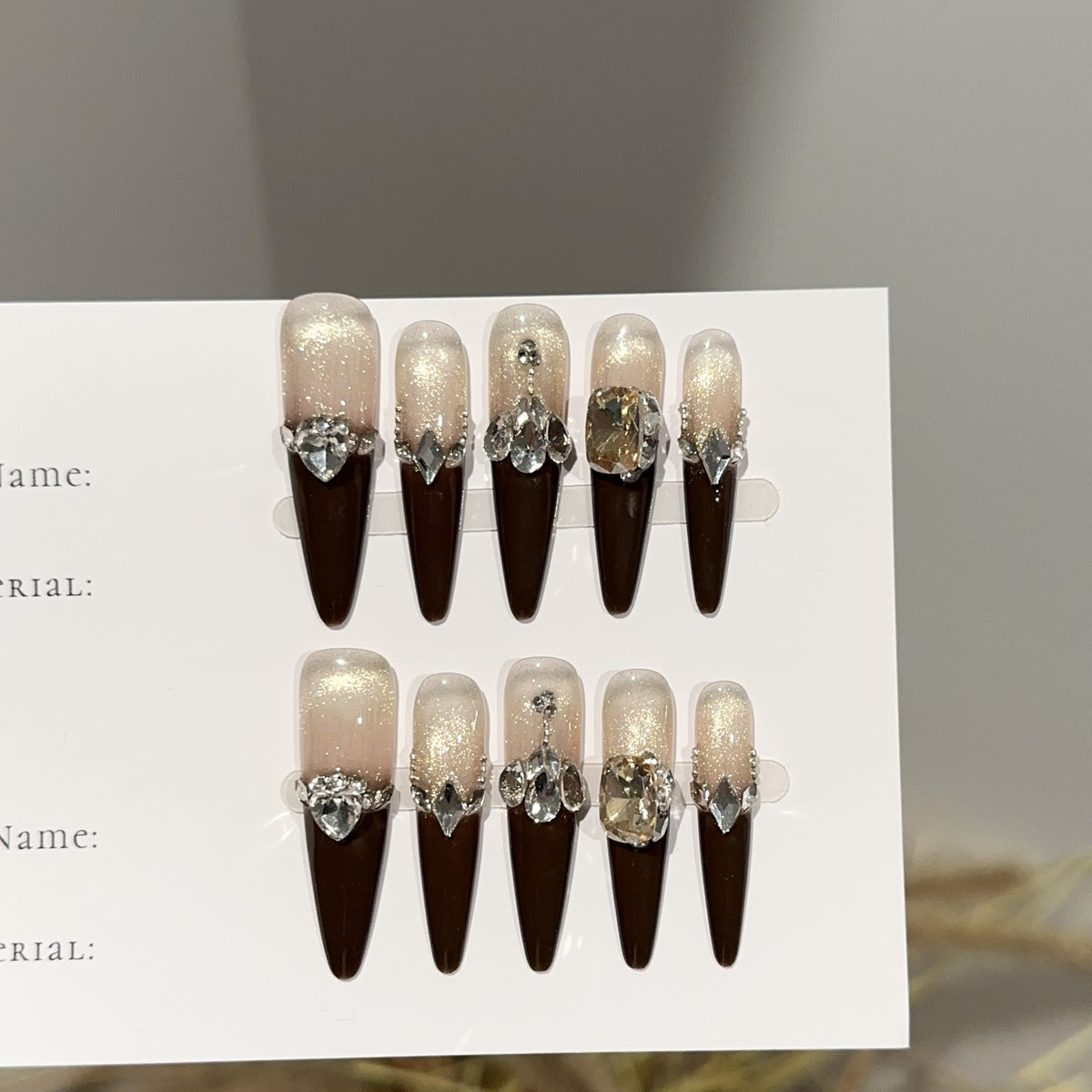 Elegante Stiletto Press-On Nagelset mit Strassakzenten