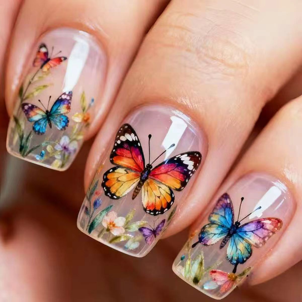 Kreative Kunstnägel mit Buntem Schmetterlingsdesign Brehn
