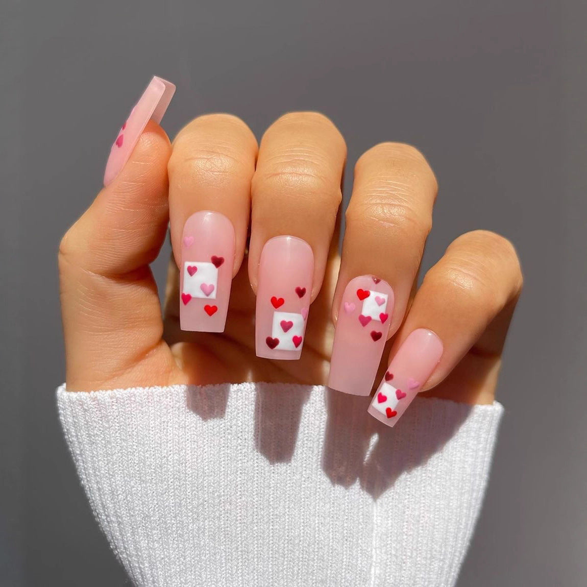 Kunstvolle Nagelverlängerungen mit Herzen-Design Brehn