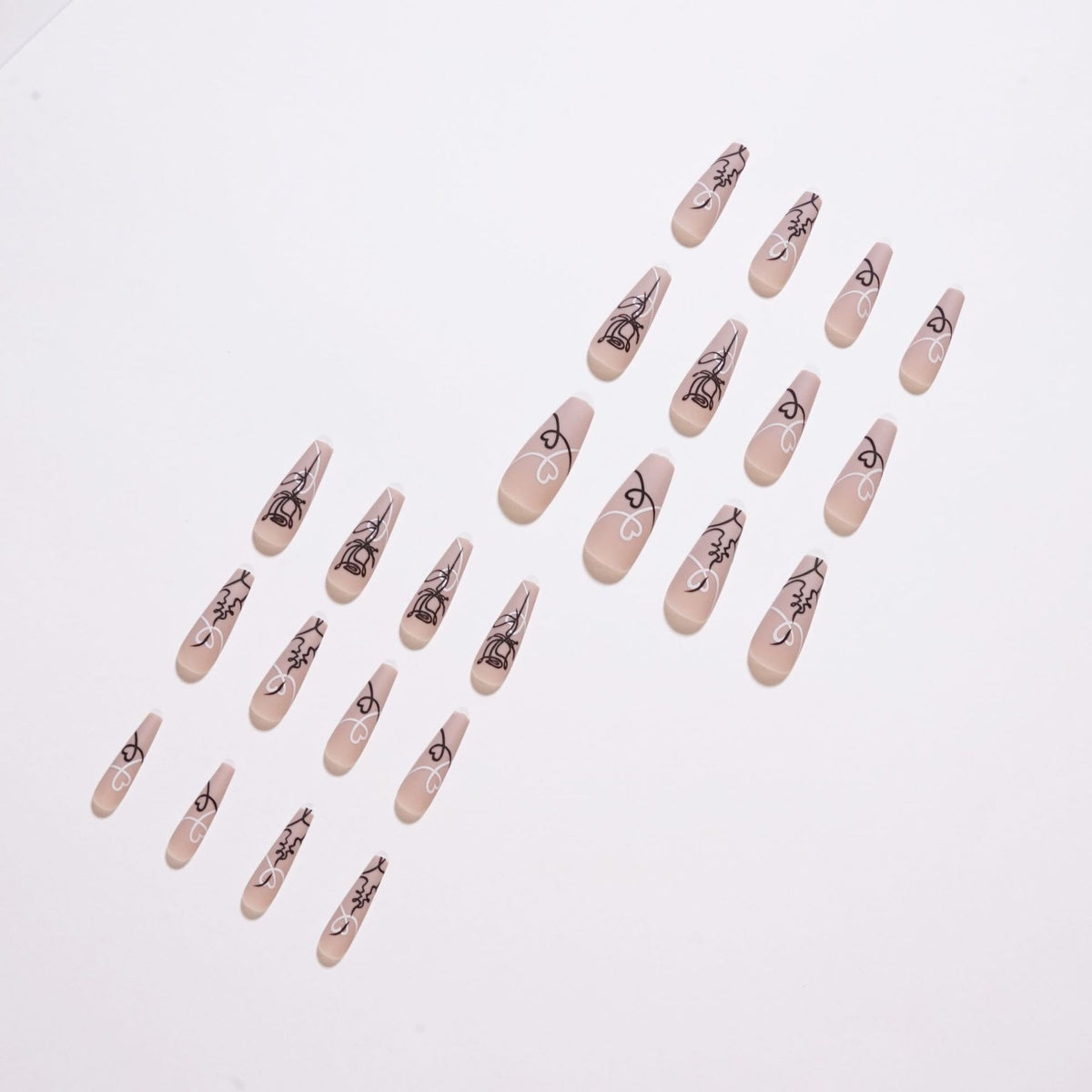Kunstvolle Nagelverlängerungen mit kreativem Linien- und Herzdesign Brehn