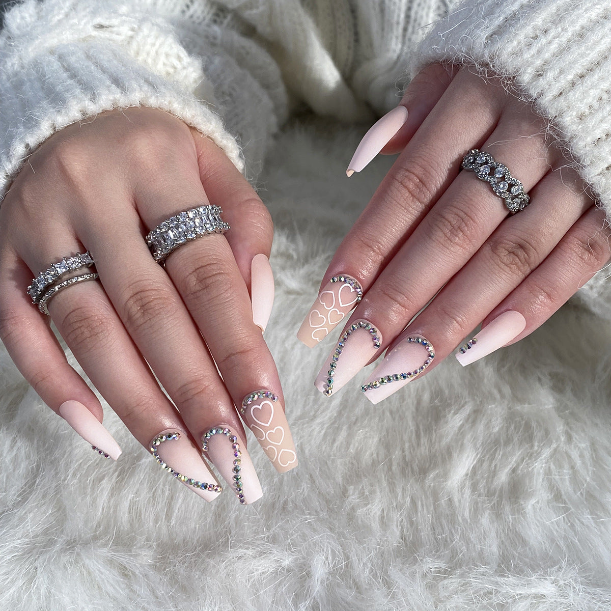 Kunstvolle Nagelkunst mit Liebesmotive Brehn
