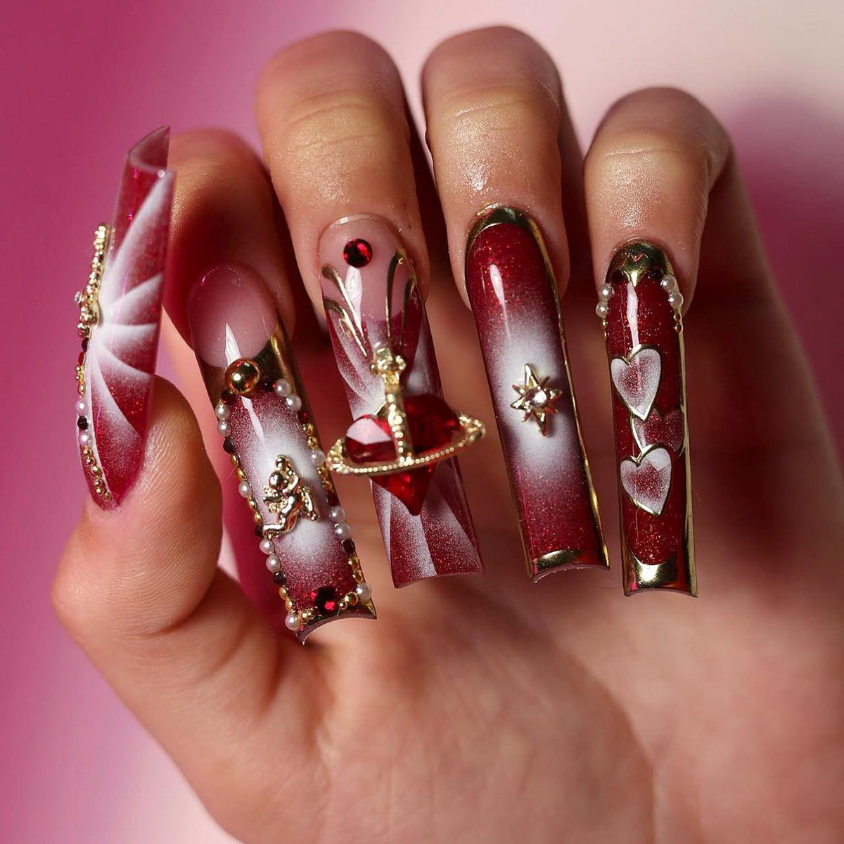 Kunstvolle Nagelkunst mit Glitzer- und Herzmotiven Brehn