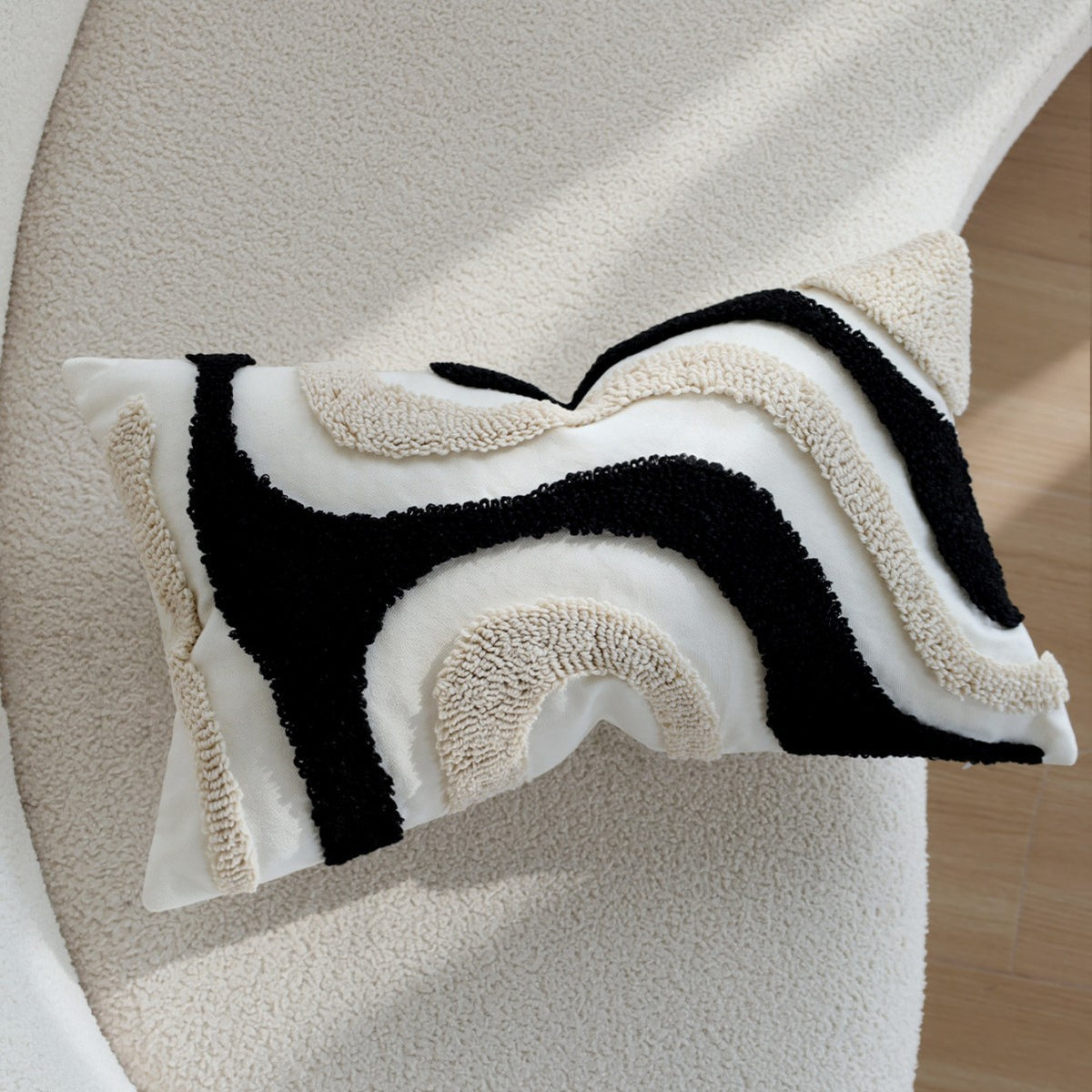 Quadratischer Boho-Kissenbezug mit diagonalem Teddy-Relief, Fransen und Eckquasten Brehn