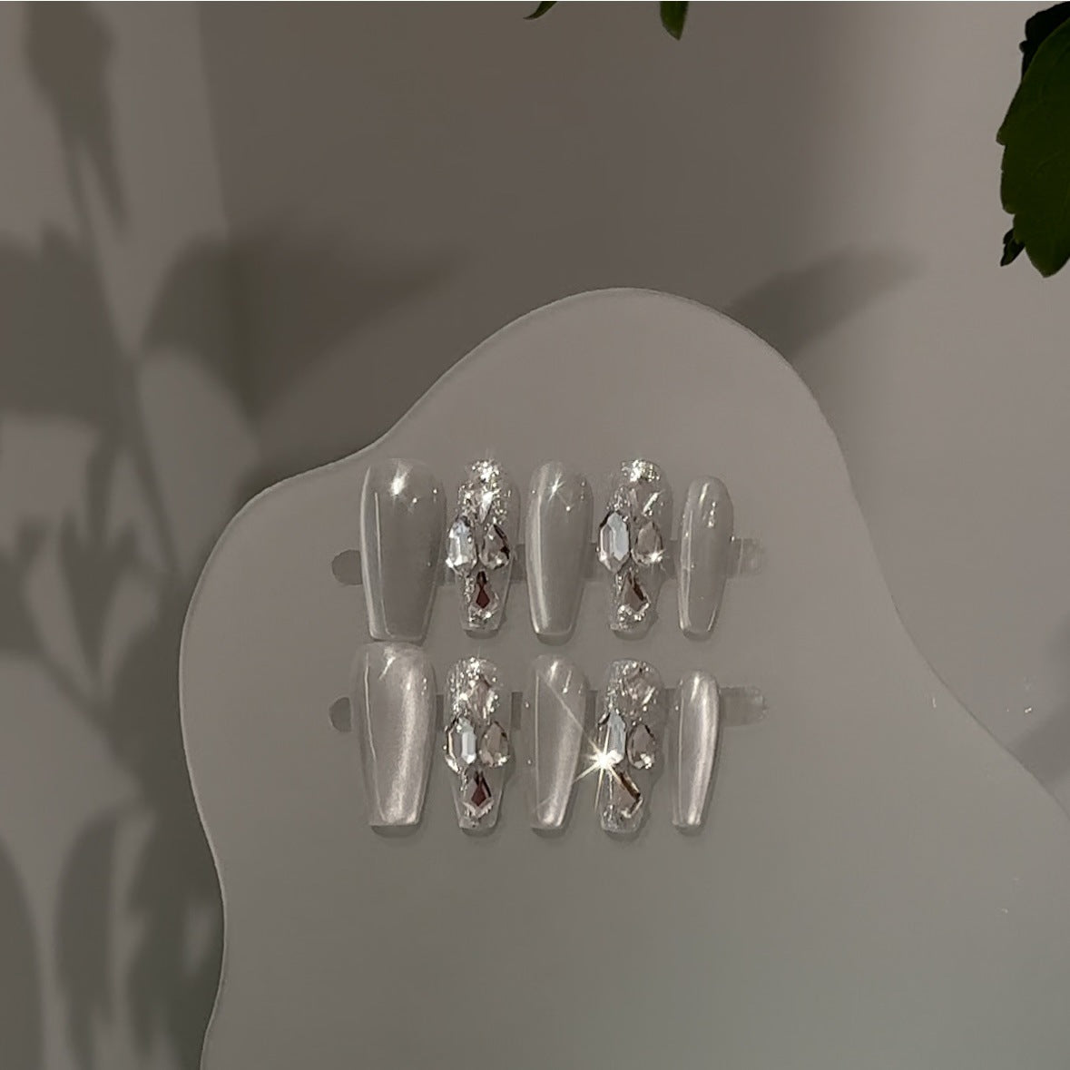 Dekoratives Press-On Nageldesign-Set mit glitzernden Akzenten