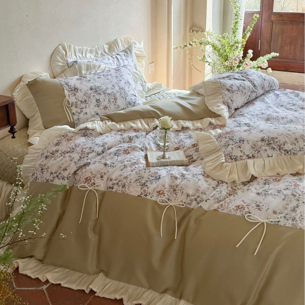Romantisches Rüschen-Bettwäsche-Set mit floralem Vintage-Muster und Zierbändern