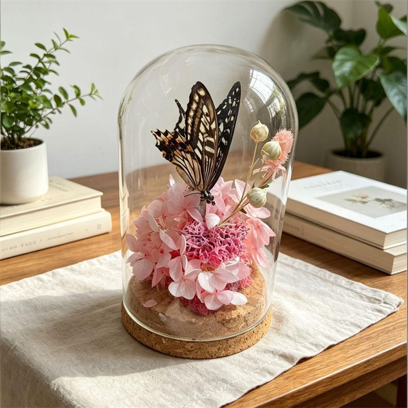 Glas Terrarium mit konservierten Blumen und Schmetterling