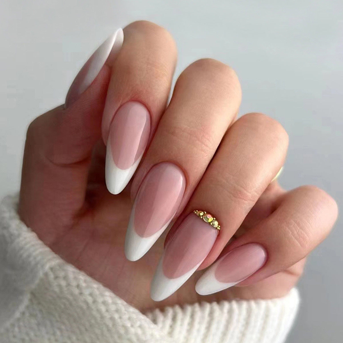 Elegante Kunstnägel mit stilvollem French Design und Glitzerakzenten Brehn