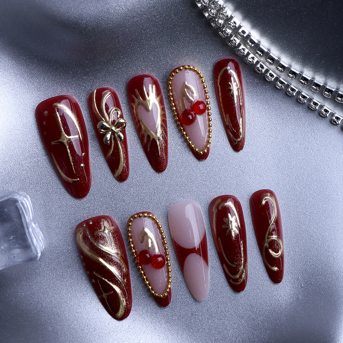 Kunstnägel mit Elegantem Gold-Design Brehn