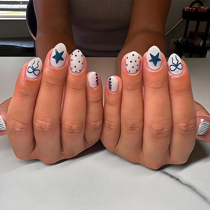 Kunstnagelset mit modernen grafischen Mustern und stilvollen Akzenten Brehn