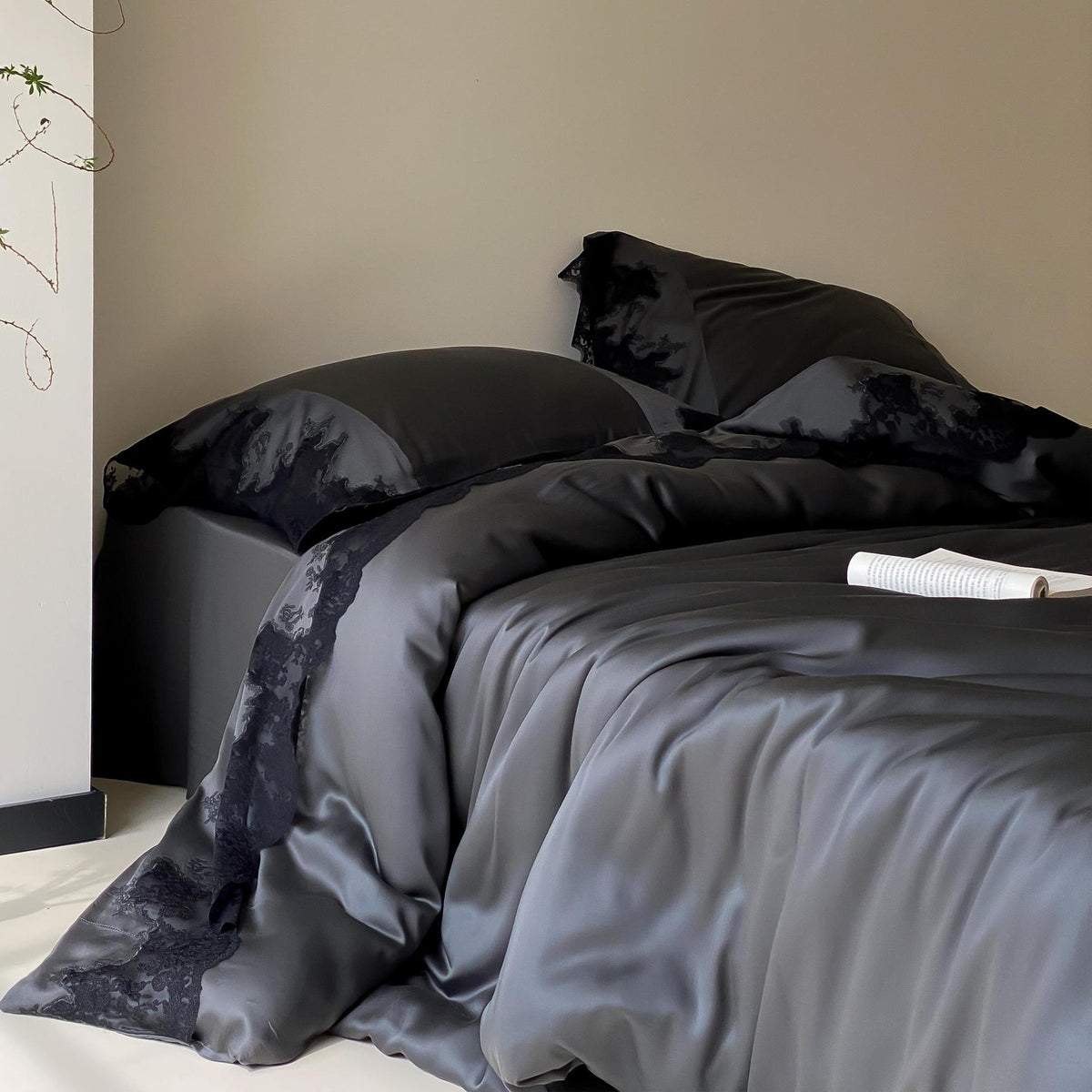 Luxuriöses Satin-Bettwäscheset mit feiner Spitzenbordüre