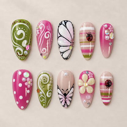 Kunstnagelset mit verspielten Blumen- und Glitzermotiven Brehn