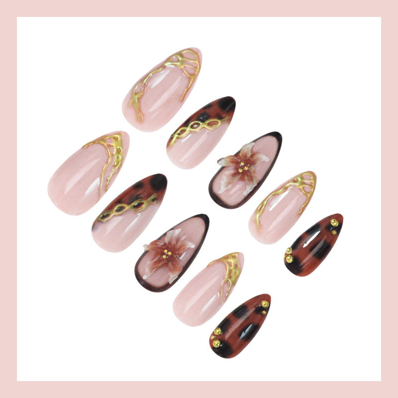 Kunstnagelset mit eleganten floralen Akzenten und glitzerndem Design Brehn