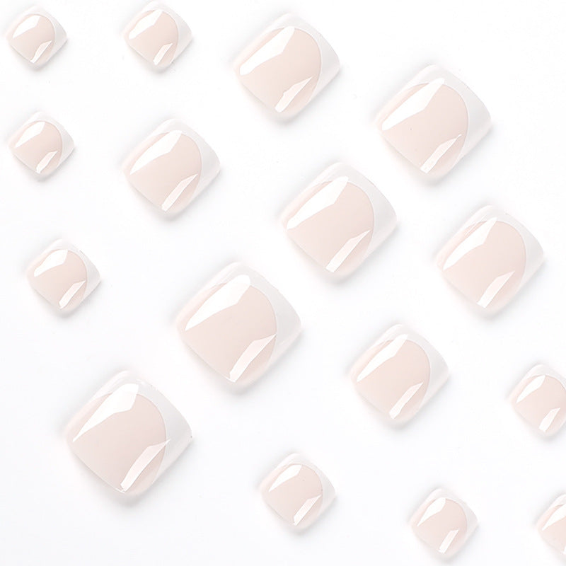Kunstvolle  Fußnagelkunst mit elegantem French-Tip Brehn