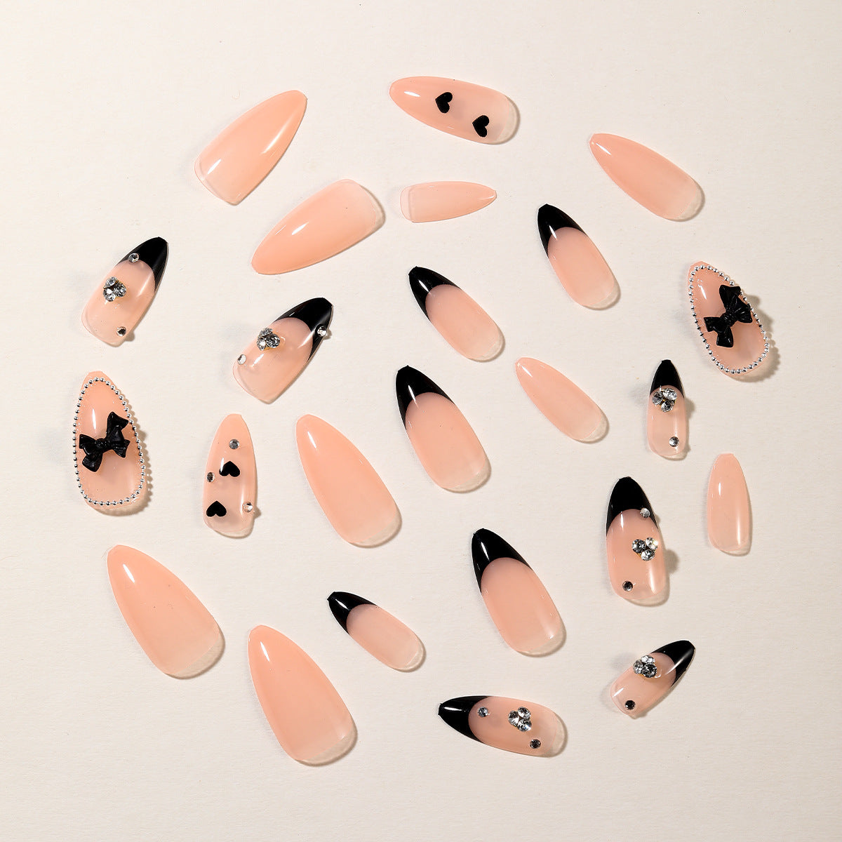 Elegante Stiletto Nagelkunstverlängerungen mit Kristallakzenten Brehn