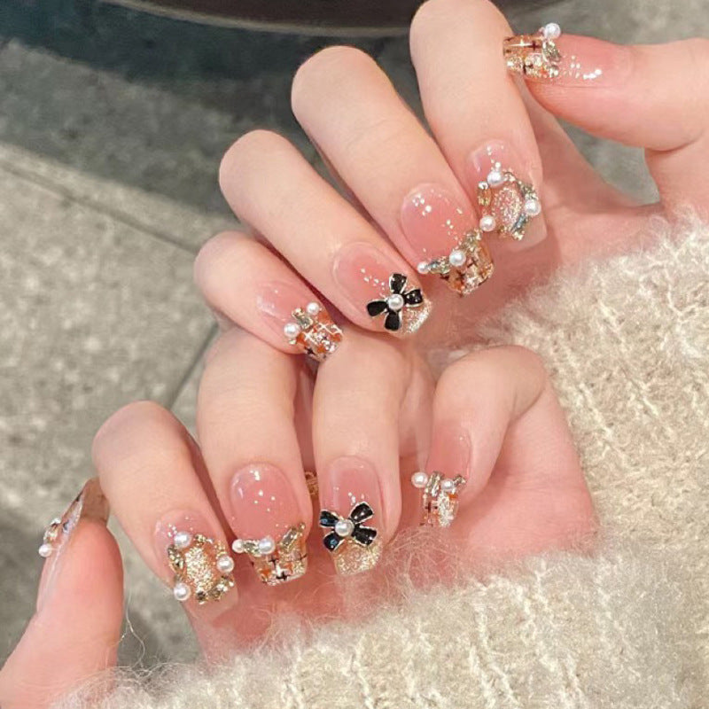 Glänzendes Nagelkunstset mit funkelnden Glitzerakzenten Brehn