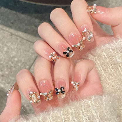 Elegantes Press-On-Nageldesign mit Strassakzenten Brehn