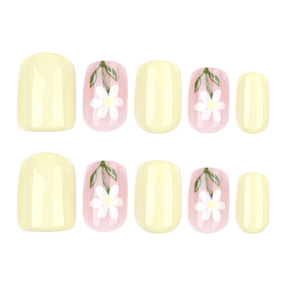 Kunstvolle Nagelverlängerungen mit eleganten Blumen-Design Brehn