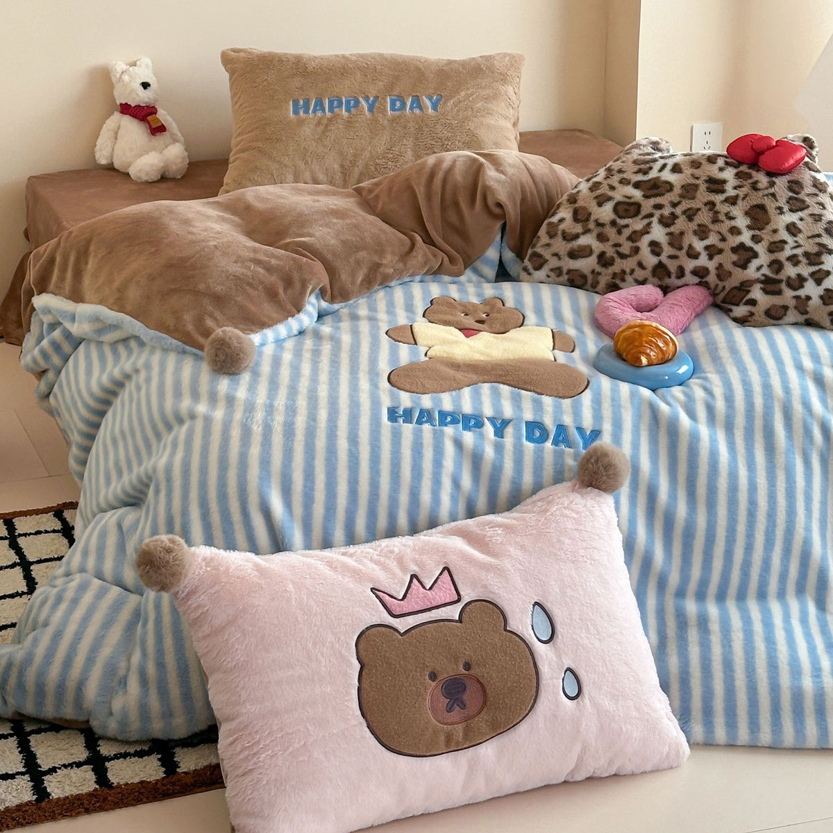 Plüsch Cartoon Katze Bettdecken Set mit gepunktetem Fleece & Pom-Pom Dekor Kissen