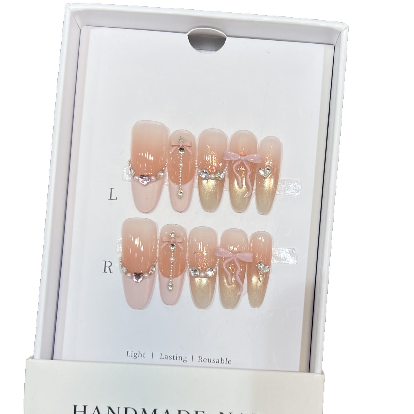 Dekorativer Stiletto Press-On-Nagelkunstset mit eleganten Bändern und Juwelen Brehn