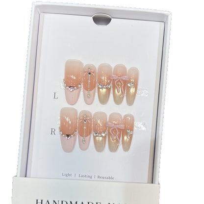 Dekorativer Stiletto Press-On-Nagelkunstset mit eleganten Bändern und Juwelen Brehn