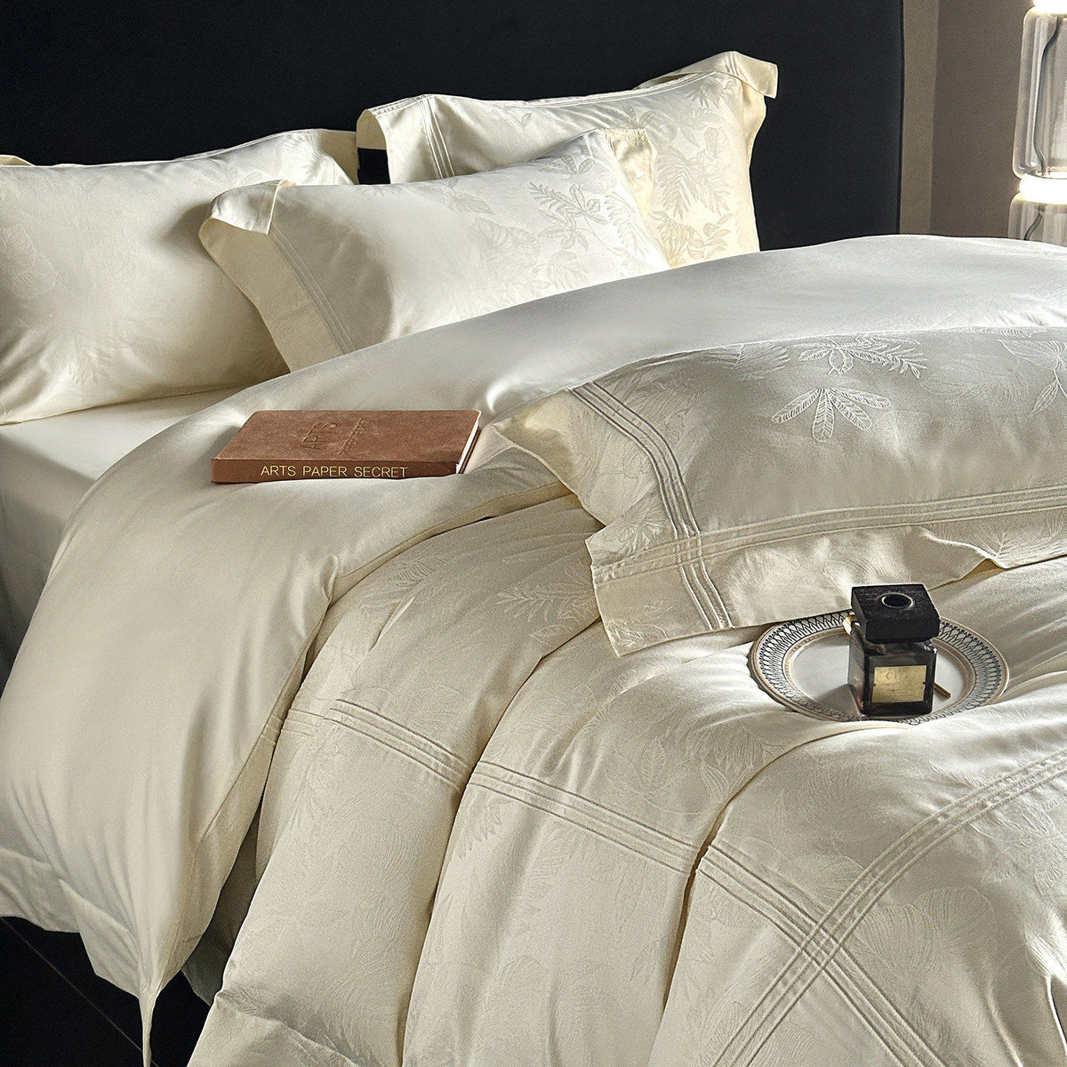 Umkehrbare strukturierte Sateen-Jacquard Bettbezugset mit Satin Saum und Kissenbezügen