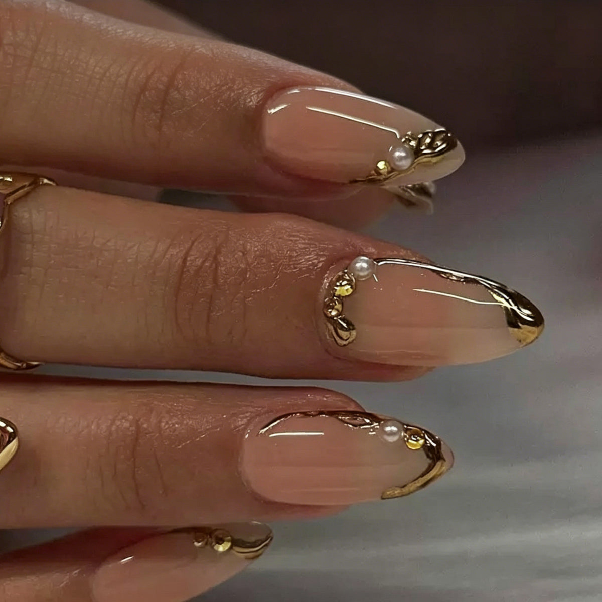 Elegante gold-dekorierte Acryl-Nagelkunst-Verzierungen Brehn