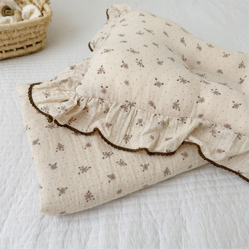 Unisex Musselin-Decke mit zartem Blumendesign und eleganten Rüschen Brehn