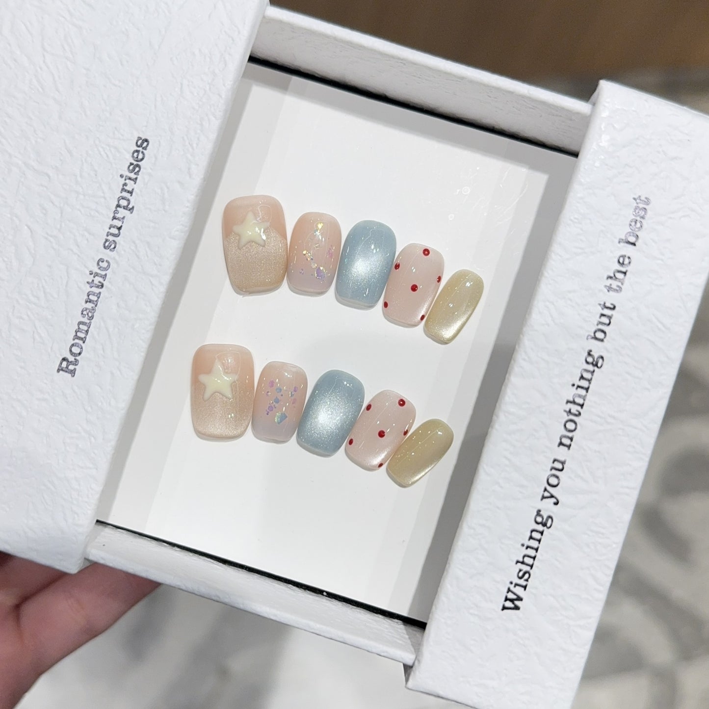 Kunstnägel mit Romantischen Designs und Funkelnden Akzenten Brehn