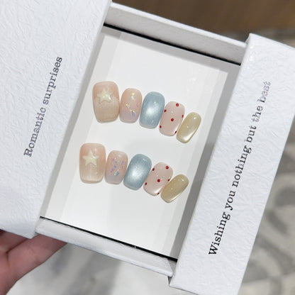 Kunstnägel mit Romantischen Designs und Funkelnden Akzenten Brehn