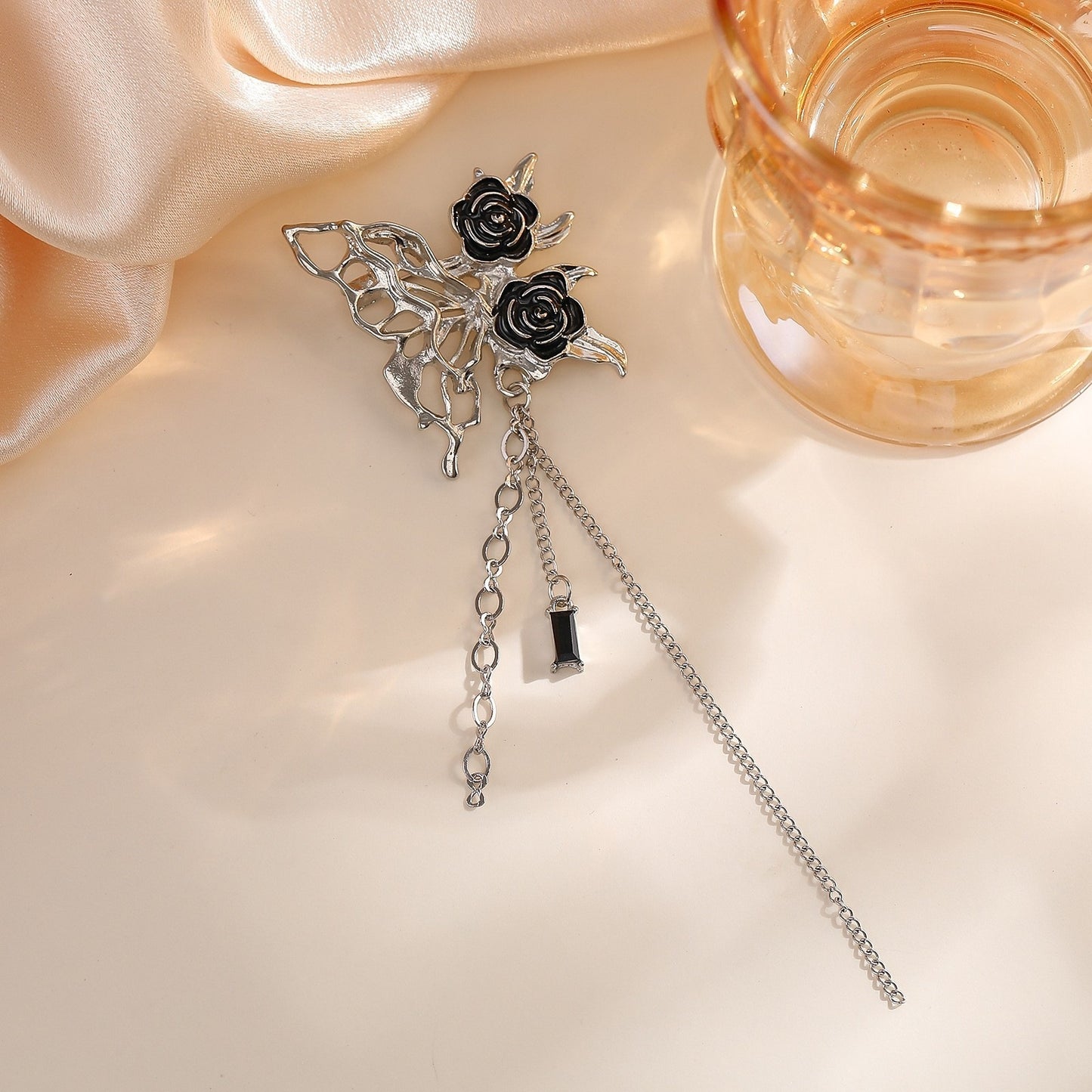 Elegante Brosche mit Blumen- und Kettenmotiv Brehn