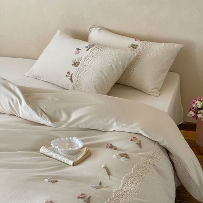 Bestickte Baumwollsatin Bettbezugset mit Spitzenbesatz und botanischer Applikation