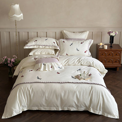 Duvetbezug-Set aus Premium-Baumollsatin mit dezent gesticktem Wildblumenmotiv und Rüschenkante