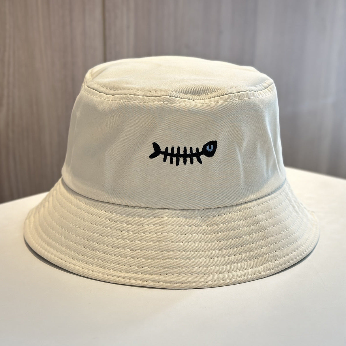Stylische Bucket Hat mit einzigartiger Fischstickerei