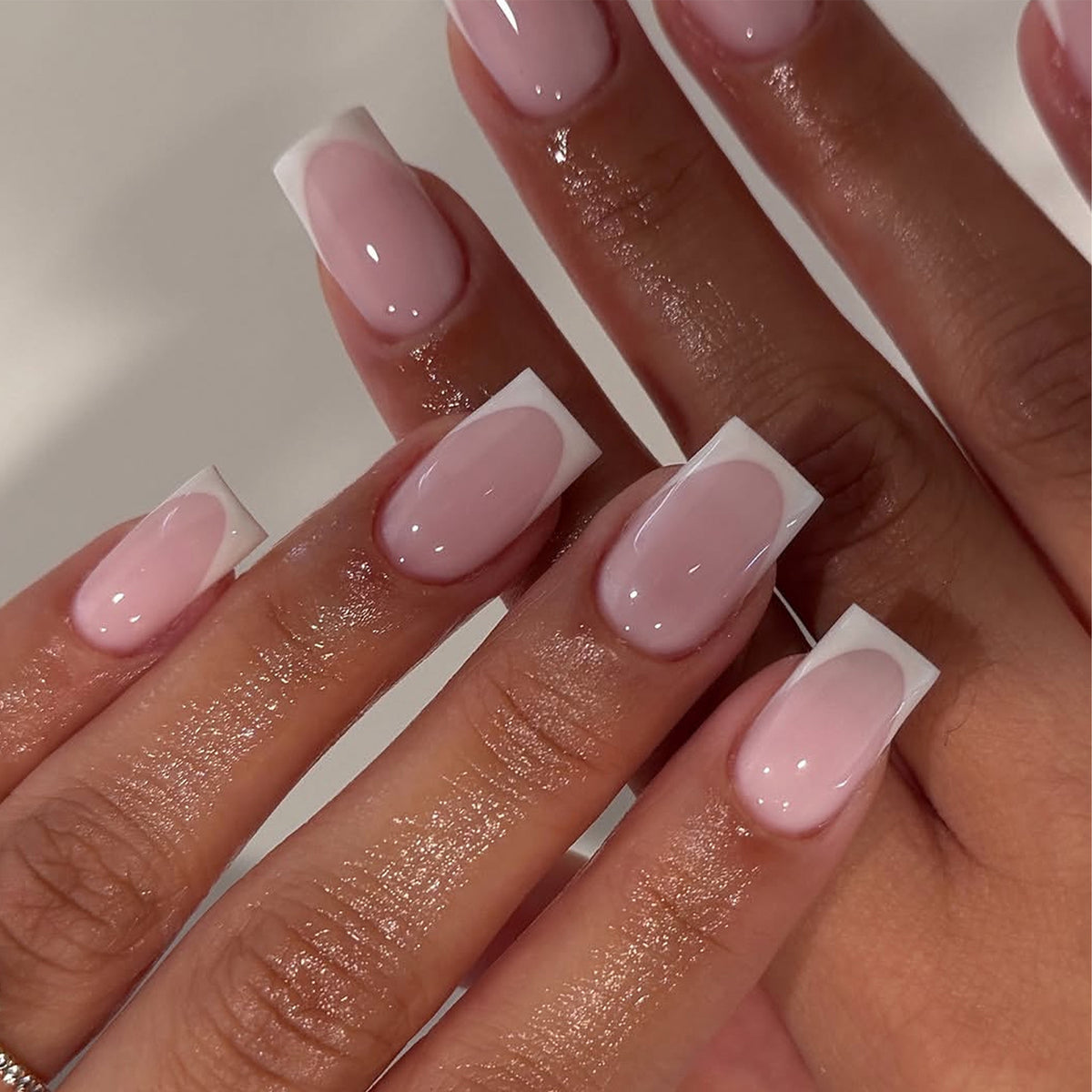 Künstliche Nagelverlängerungen mit modernem French-Tip Brehn
