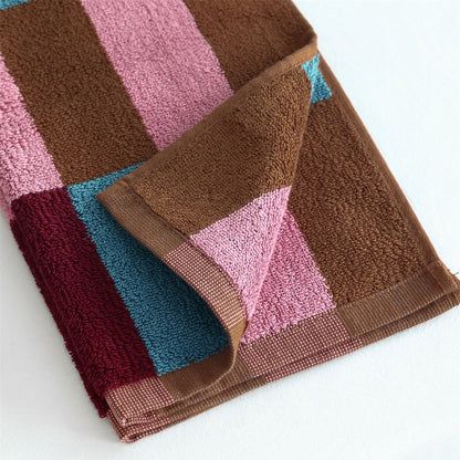 Weiches Frottee-Hand- und Badetuch-Set aus Baumwolle mit geometrischem Karo-Muster
