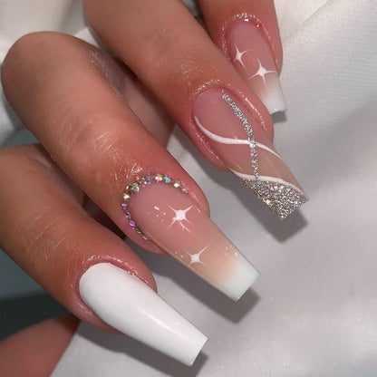 Elegante Stiletto Press-On Nagelkunst mit Strass-Akzenten Brehn