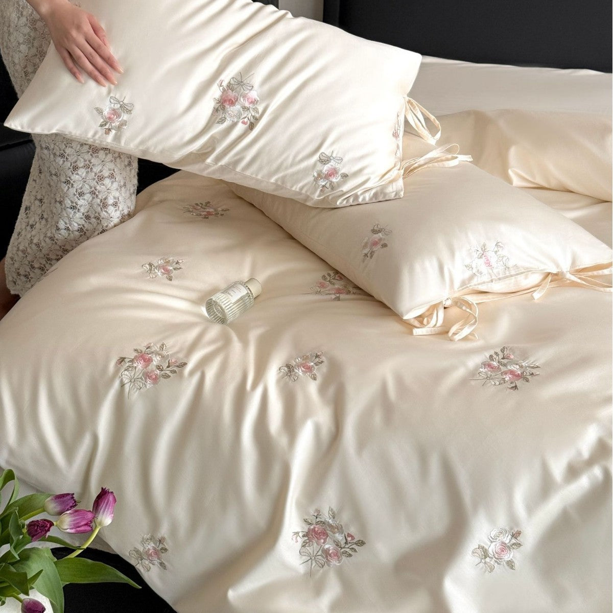 Satin-Bettwäschegarnitur mit floraler Handstickerei und seidig-glänzendem Finish Brehn