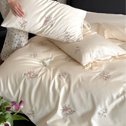 Satin-Bettwäschegarnitur mit floraler Handstickerei und seidig-glänzendem Finish Brehn