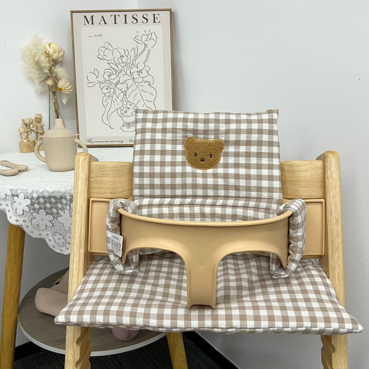 Gepolsterte Gingham Hochstuhlpolsterung mit Teddy-Applikation