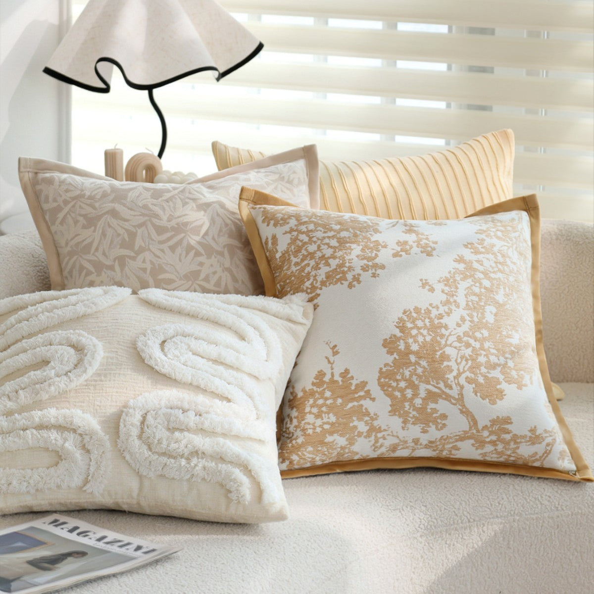 Quadratischer Jacquard‑Kissenbezug mit dezentem Blattrelief und feiner Paspel Brehn