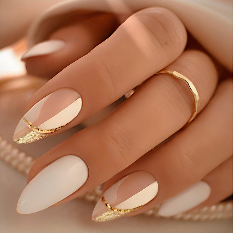 Elegantes Press-On-Nagelset mit künstlerischen Goldakzenten Brehn