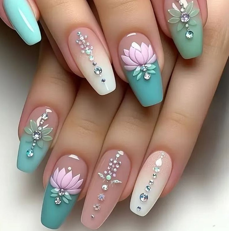 Elegante florale Edelstein-Nagelkunst Brehn
