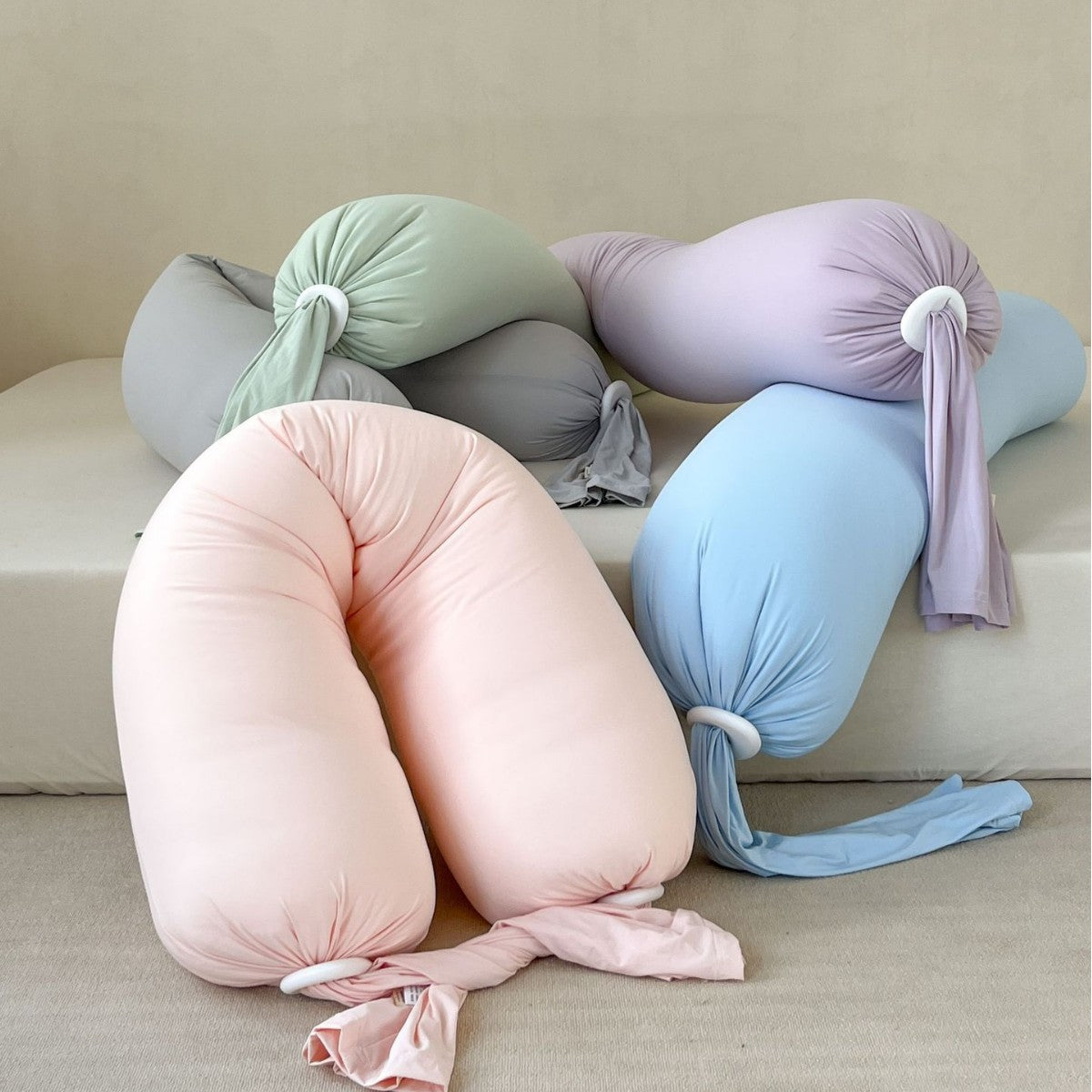 Ergonomisches Nackenstützkissen mit weichem Stretch‑Bezug und verstellbaren Knotenenden