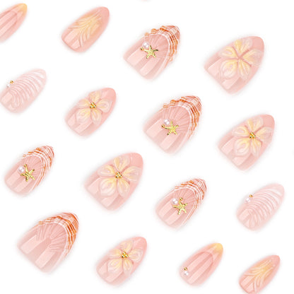 Kunstvolle Nagelkunst mit floralen Motiven und eleganten Akzenten Brehn