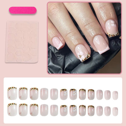 Kunstnagelset mit eleganter französischer Spitze und floralem Akzent Brehn