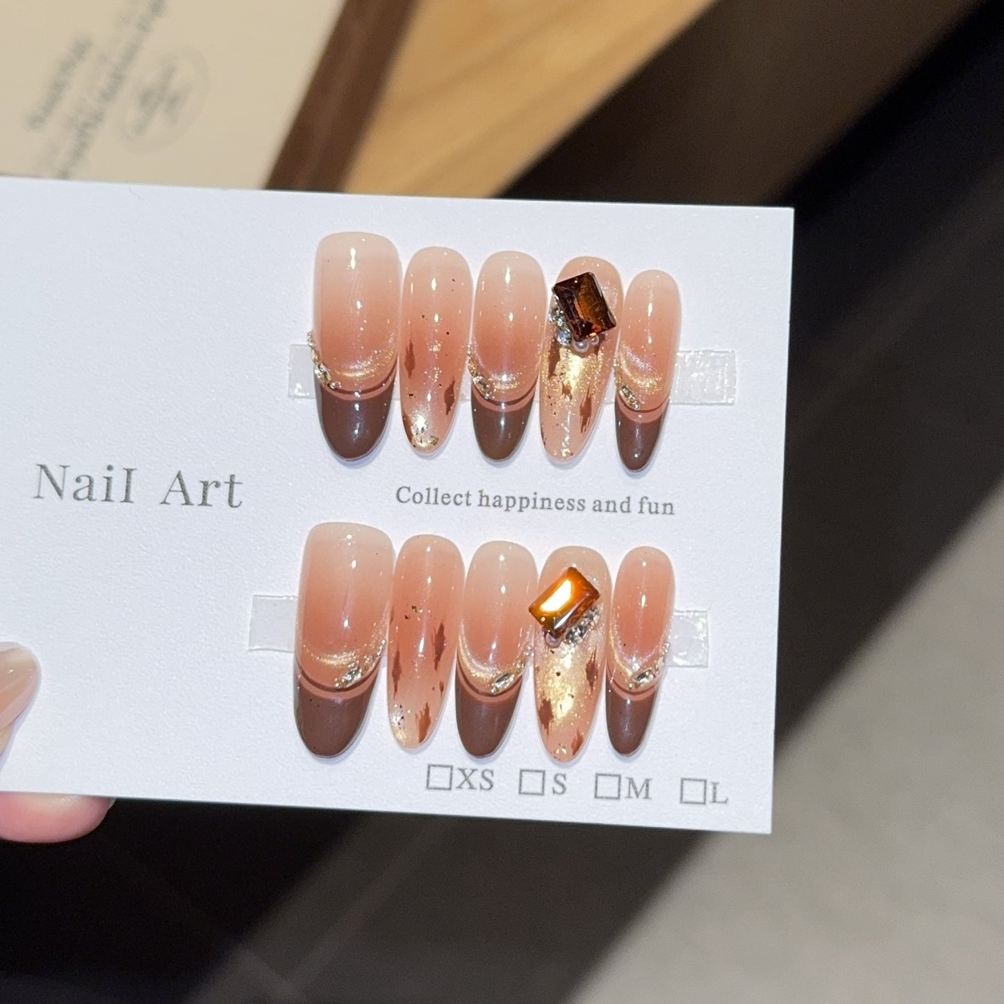 Kunstnägel mit Elegantem Glitzer- und Goldakzentdesign Brehn
